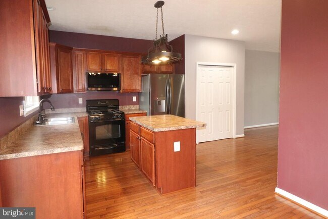 Building Photo - 104 Stingray Ct