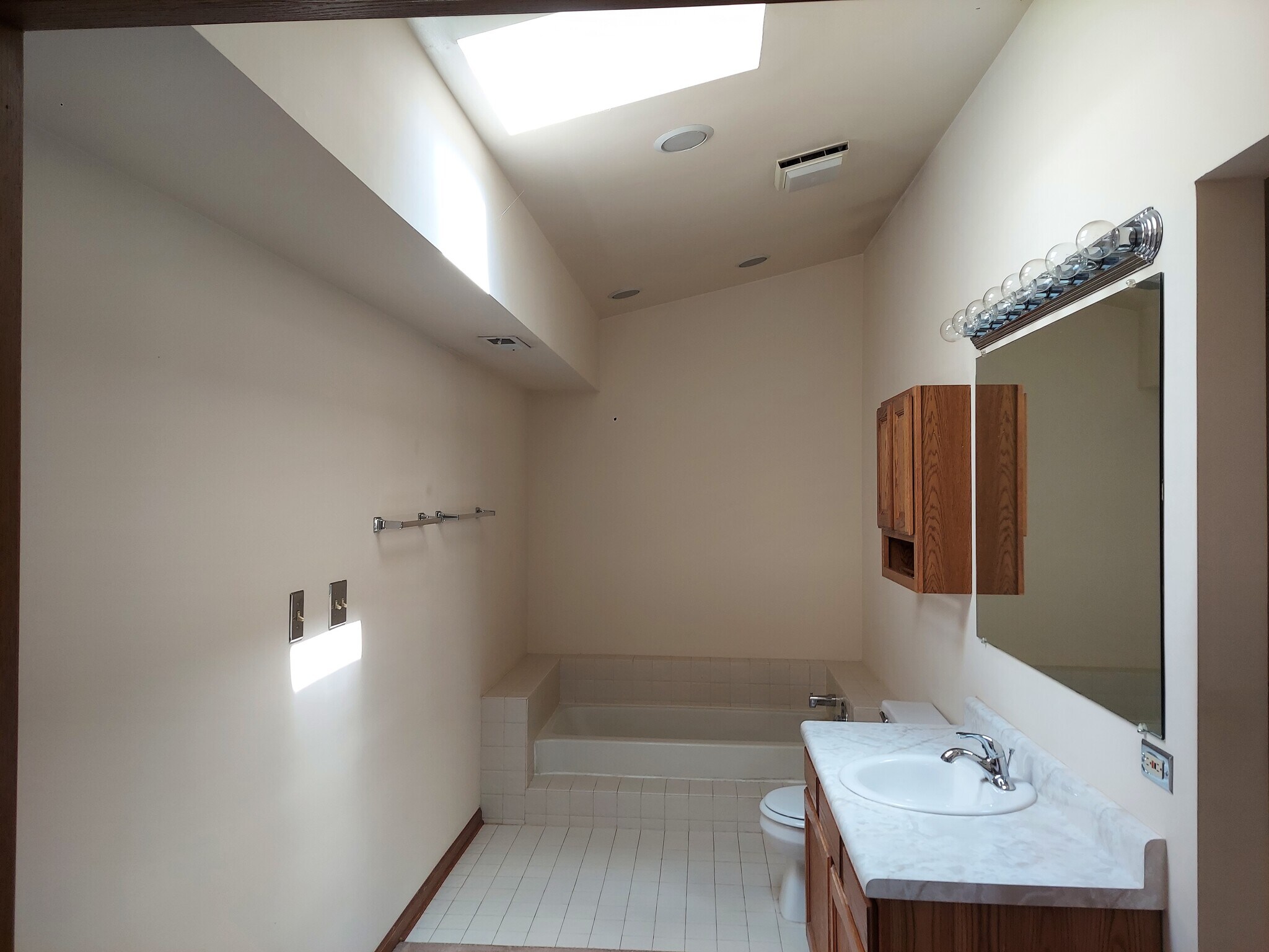 Building Photo - 1665 Commodore Ct