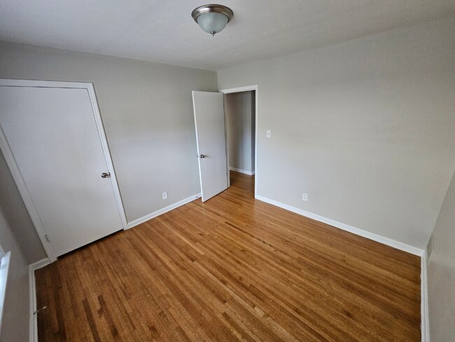 Building Photo - Massive 4BR/3BA Memphis Rental | Brick Fireplace & Built-Ins | Fenced Yard!