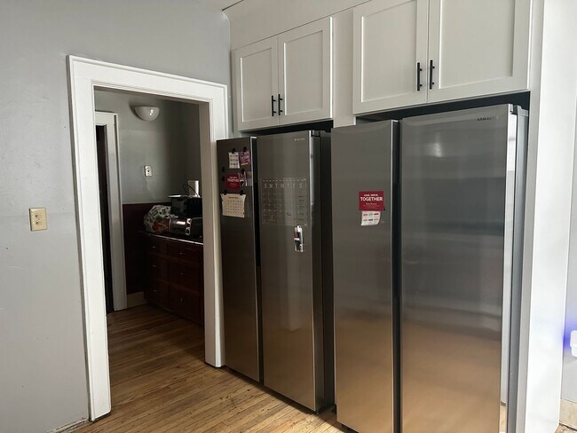 Building Photo - Large Brick 7 bedroom home. email Amber@os...