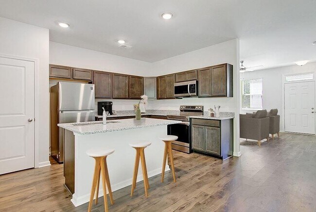 Building Photo - 121 Marigny St