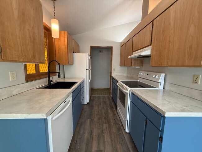 Building Photo - Bright & Beautiful 3-Bedroom Beaverton Home with A/C, Washer & Dryer, and Tons of Storage!