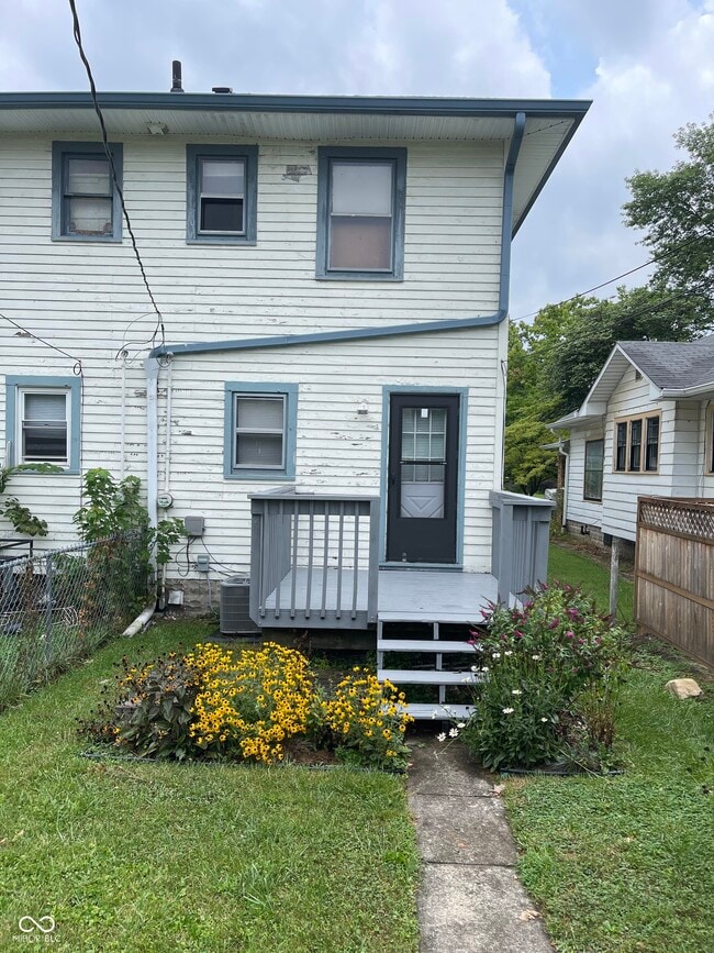Building Photo - 815 N Riley Ave