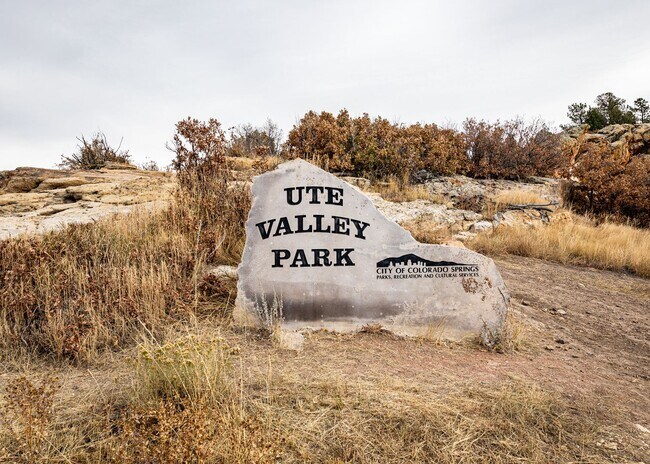 Building Photo - Fully Furnished 3 Bedroom 2.5 Bath Luxury Townhome by Garden of the Gods