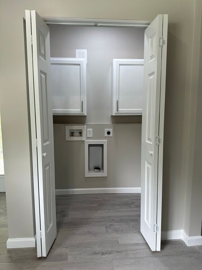 Building Photo - 607 New River Dr