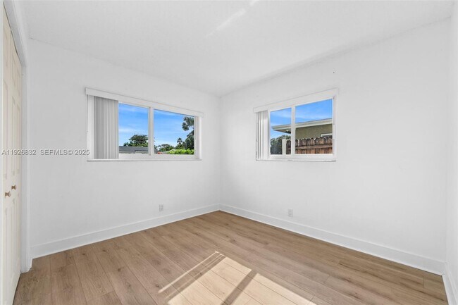 Building Photo - 3925 NW 19th Ave