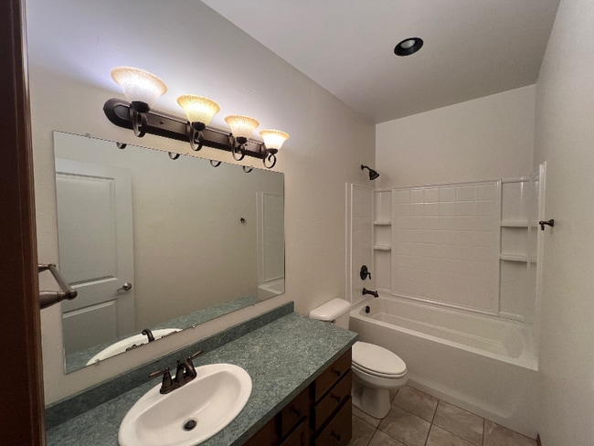 Building Photo - Modern 3 Bed | 2.5 Bath Condo in Prime Loc...