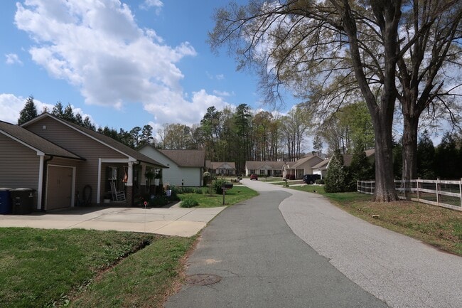 Building Photo - 210 Orch Pk Ln