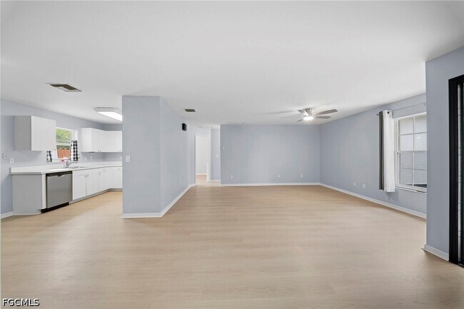 Building Photo - 15624 Sunny Crest Ln