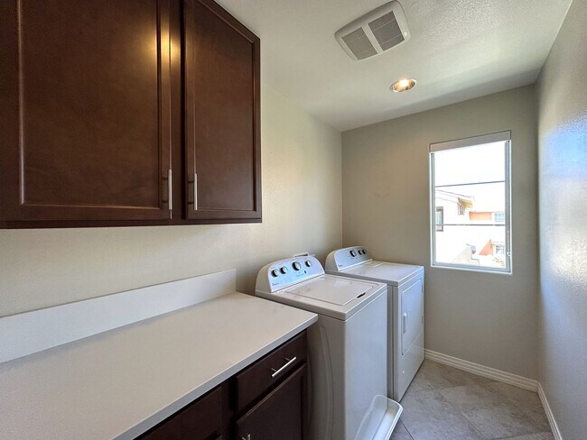 Building Photo - AVAILABLE NOW!! GORGEOUS 2 Bed 2.5 Bath Condo in La Quinta!