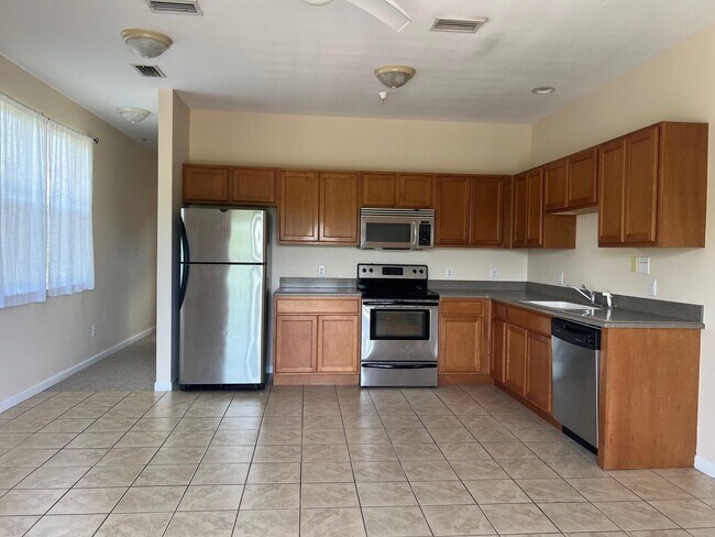 Building Photo - 1147 N Bayshore Dr