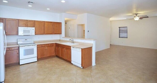 Building Photo - Priced right in Dove Mountain. Fresh & cle...