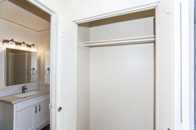 Building Photo - Ridgeway - Renovated two story, 2 bedroom, 1 bath with 1 uncovered parking stall