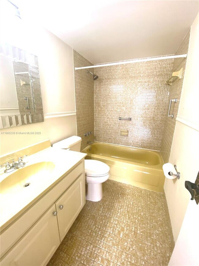 Building Photo - 13953 Kendale Lakes Cir