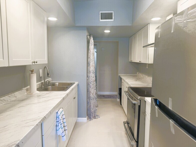 Building Photo - Beautifully Renovated 2 Bedroom + Bonus Room Home on a Corner Lot in North Port!