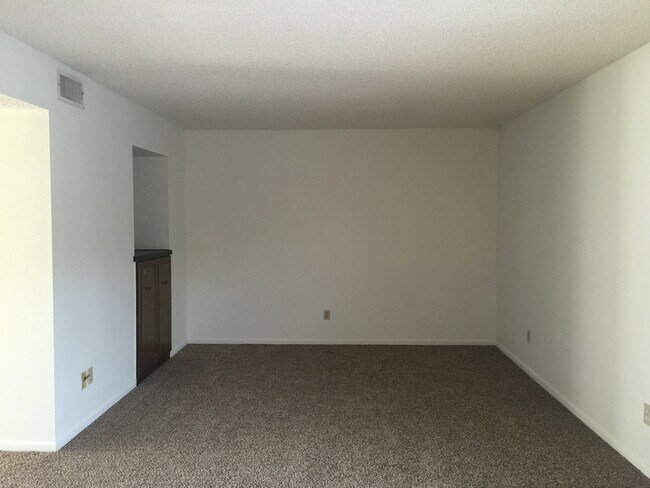 Building Photo - Townhome *LEASING SPECIAL AVAILABLE*