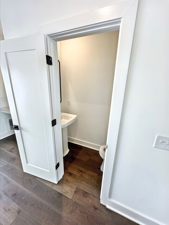 Building Photo - Luxury 2BR/2.5BA Townhome – Steps to Downt...