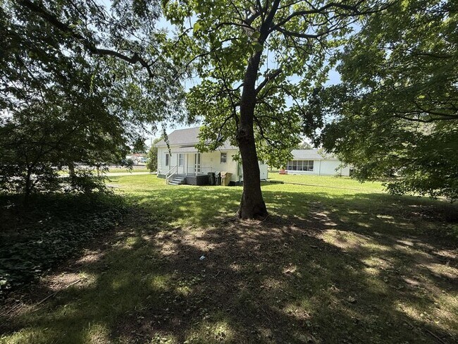 Building Photo - 3 bd 2 ba House