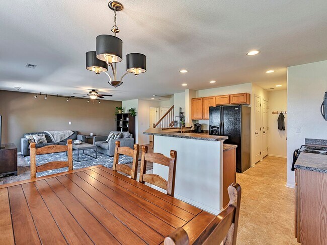Building Photo - Spacious 3 Bedroom 2 1/2 Bath in Castle Rock!