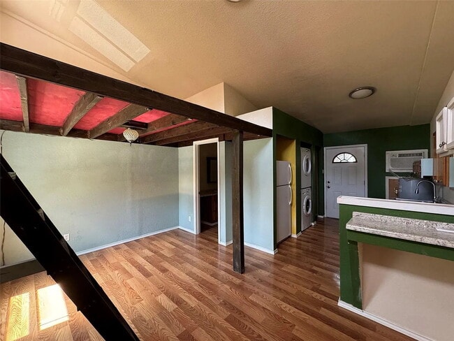 Building Photo - 1108 W McCarty Ln
