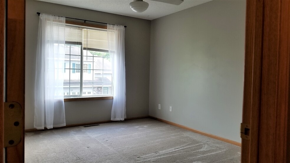 Building Photo - 725 Evergreen Cir