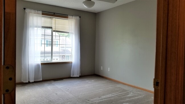 Building Photo - 725 Evergreen Cir