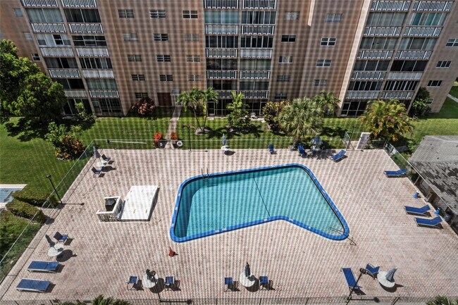 Building Photo - 319 NE 14th Ave