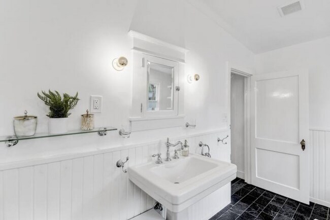 Building Photo - 2703 S 2nd St