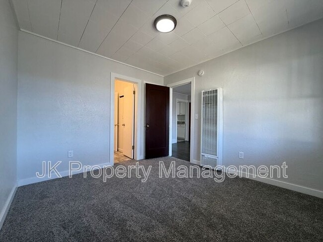 Building Photo - 1016 8th Ave S