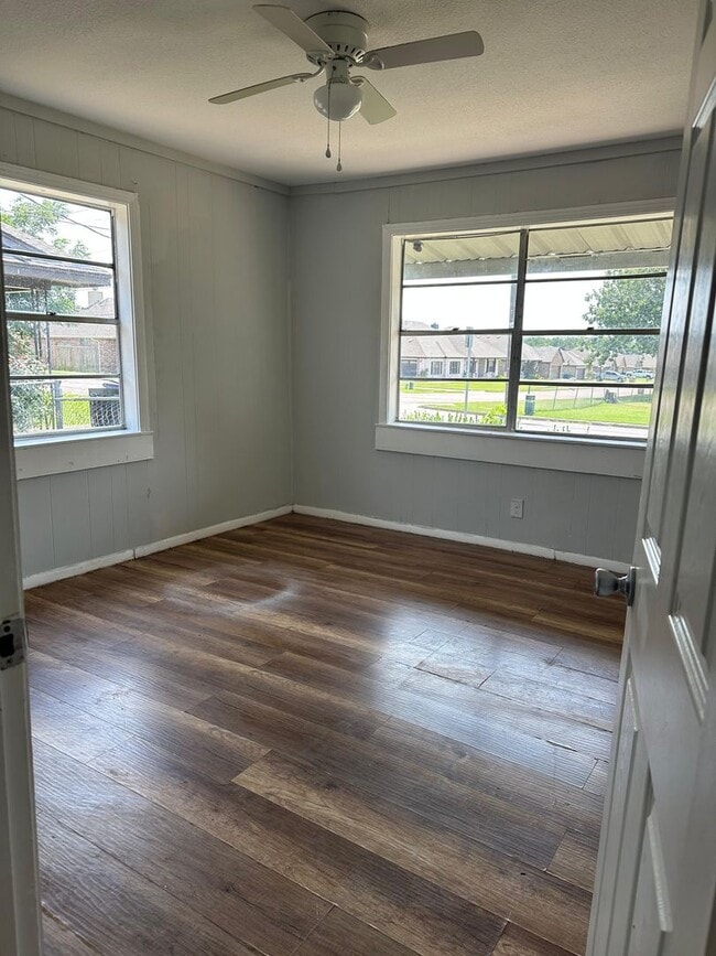 Building Photo - Charming & Updated 2-Bedroom Home+Garage i...