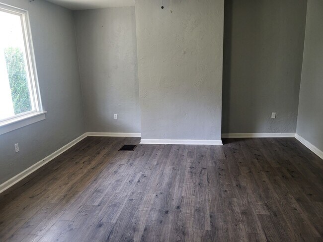 Building Photo - Spacious 2 bedroom in Mt Oliver! Available Now!