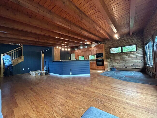 Building Photo - 2021 River Rd