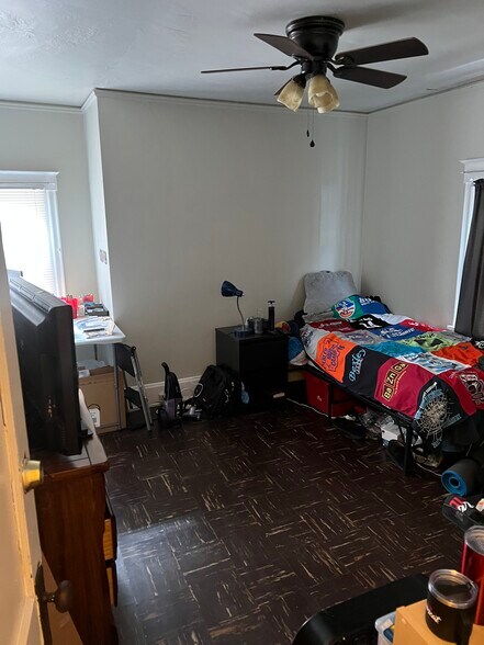 Building Photo - 527 Fortune Ave