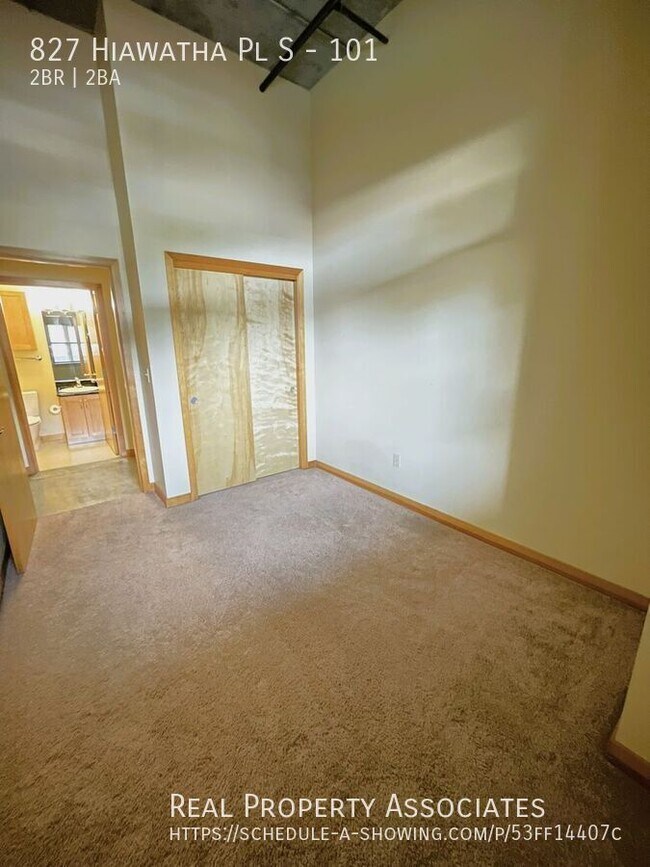 Building Photo - 827 Hiawatha Pl S