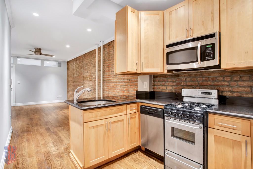 Building Photo - 277 E 10th St