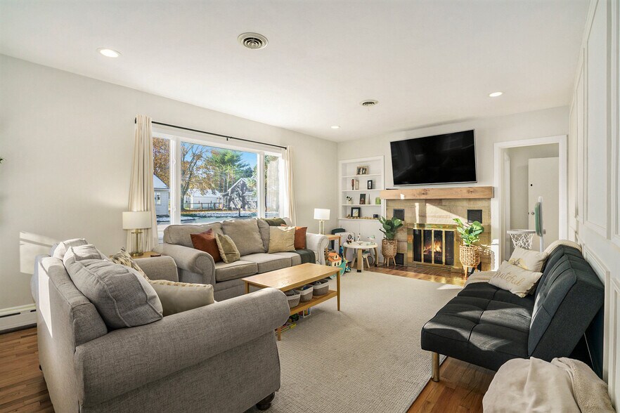 Building Photo - 204 E Spring St