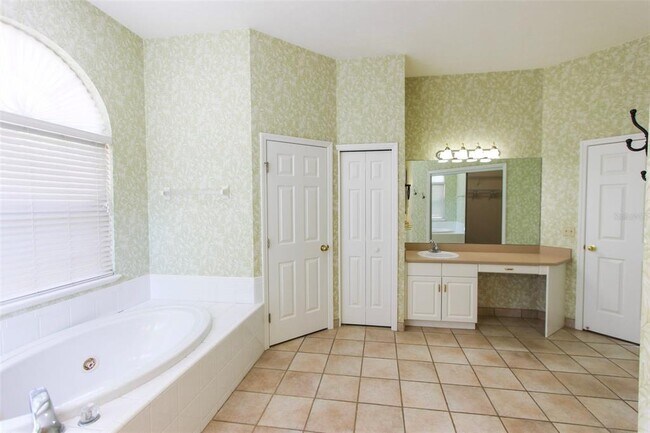 Building Photo - 4404 SW 91st Dr