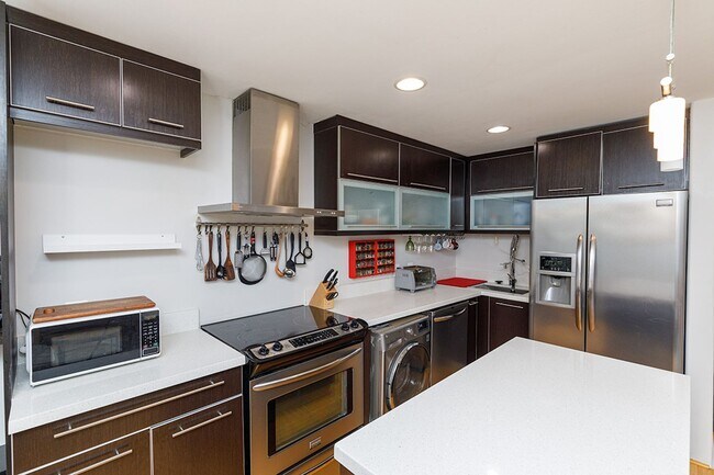 Building Photo - Bright One Bed Trinidad Rental Condo: Mode...