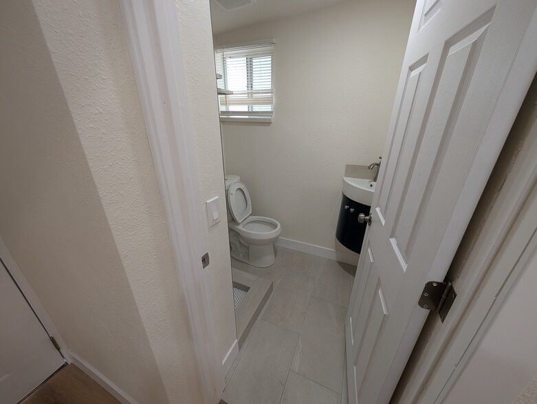 Building Photo - 827 Laveta Ter