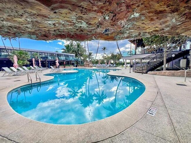 Building Photo - 5225 Collins Ave