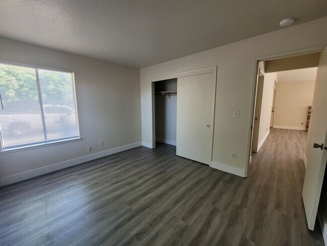 Building Photo - FER130