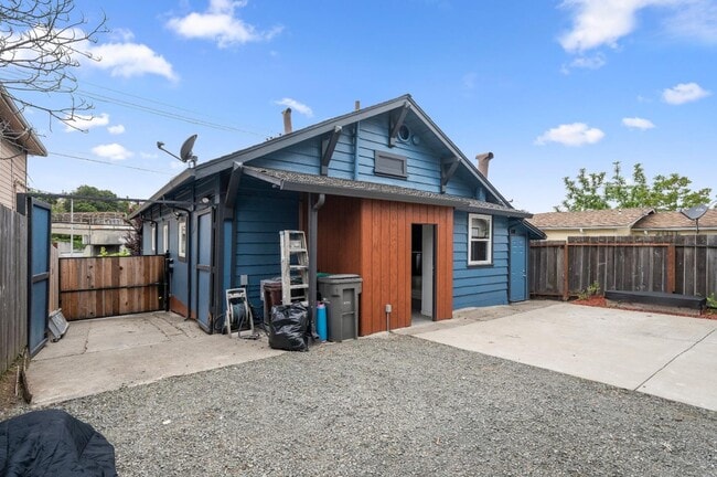 Building Photo - 6900 Thornhill Dr