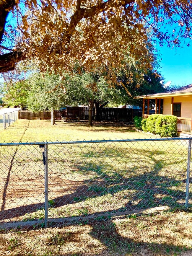 Building Photo - 144 W Hickory Dr