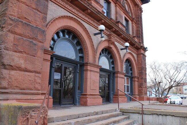Building Photo - 916 E 3rd St
