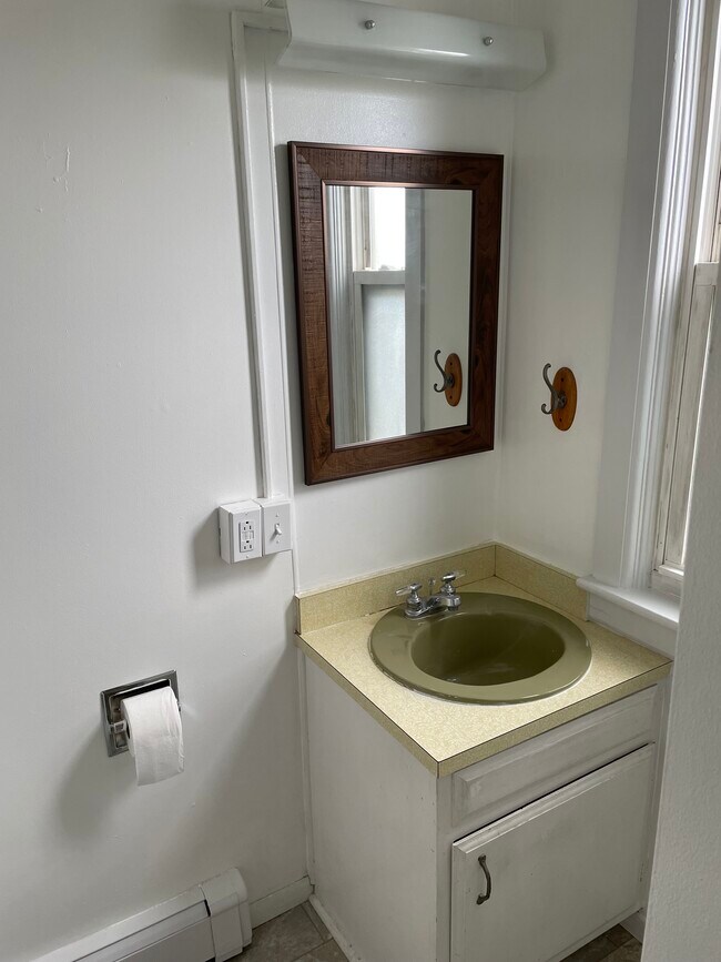 Building Photo - 1638 Saemann Ave