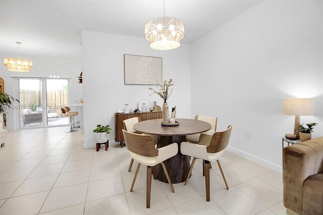 Building Photo - 2873 SE 24th Ct