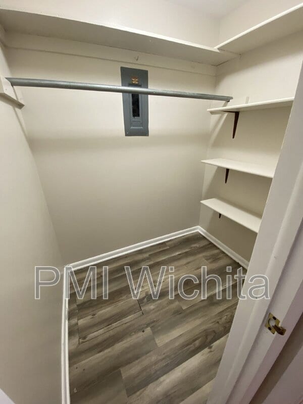 Building Photo - 889 S Hillcrest St