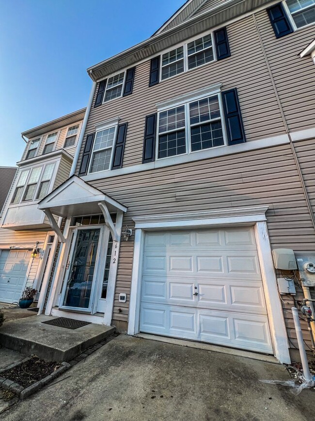 Building Photo - Townhome in Piney Orchard