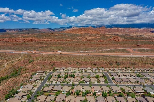 Building Photo - Great 3 bed 2 bath in Coral Canyon-Pet Fri...