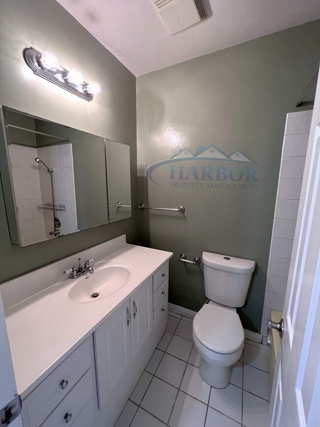 Building Photo - Beachside Charm – 2 Bed, 2 Bath.